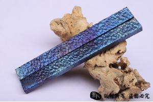 钛合金手工雕刻小镇纸